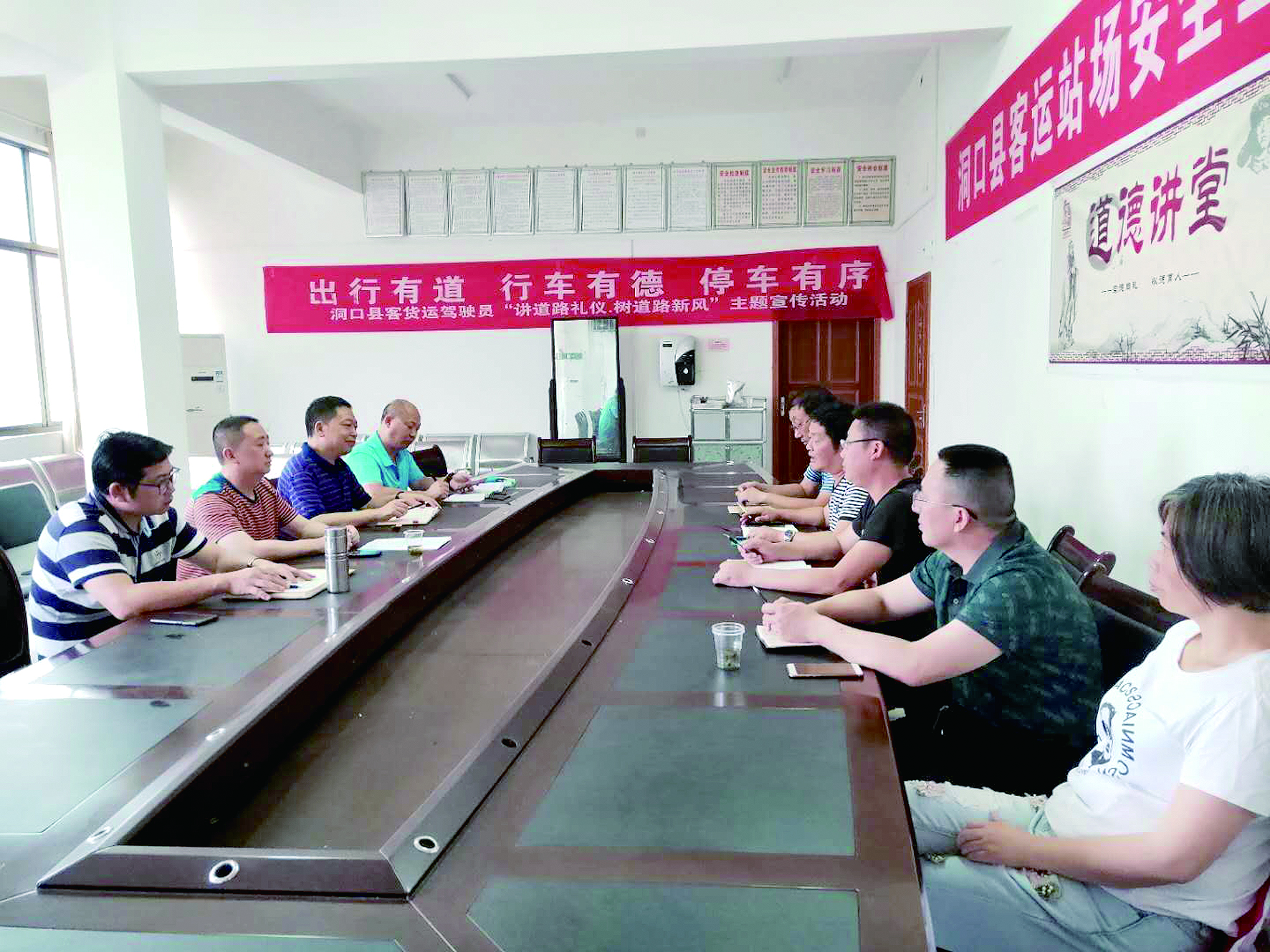 6月12日至13日，集團(tuán)公司董事、副總經(jīng)理唐新宇率辦公室、房產(chǎn)基建、企管部門(mén)負(fù)責(zé)人深入分公司就門(mén)面合同等事項(xiàng)進(jìn)行核查和清理，并對(duì)門(mén)面經(jīng)營(yíng)狀況調(diào)研。據(jù)悉，兩天時(shí)間核對(duì)門(mén)面合同144份。 ? 為切實(shí)加強(qiáng)企業(yè)內(nèi)部管理，集團(tuán)公司決定對(duì)全司門(mén)面管理開(kāi)展清理，成立集團(tuán)公司門(mén)面清理領(lǐng)導(dǎo)小組以抓好此項(xiàng)工作。圖為唐新宇（左二）在洞口客運(yùn)分公司部署相關(guān)工作。 祖冠 攝影報(bào)道